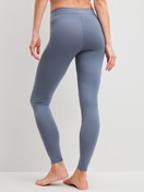 Damen-Model trägt Leggings aus Baumwolle in Grau, Einfarbig aus Serie Elastic von CALIDA, Rückansicht