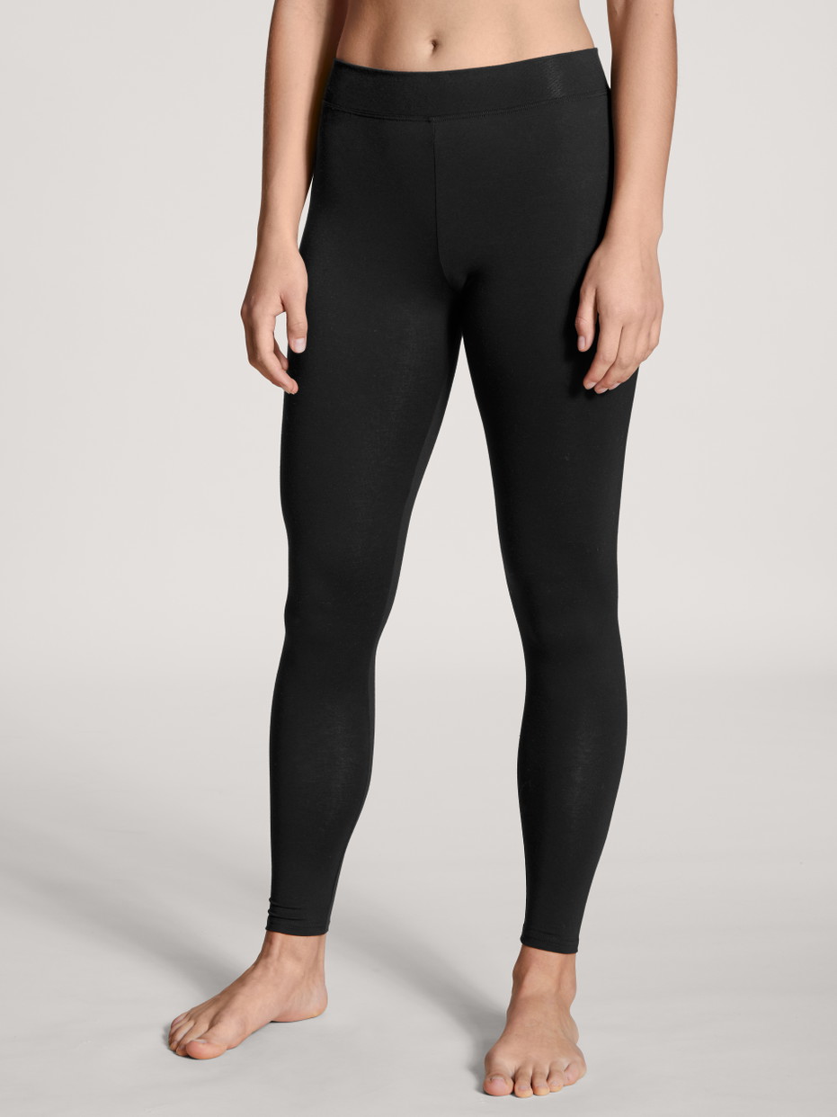 Damen-Model trägt Leggings aus Baumwolle in Schwarz, Einfarbig aus Serie Elastic von CALIDA, Vorderansicht
