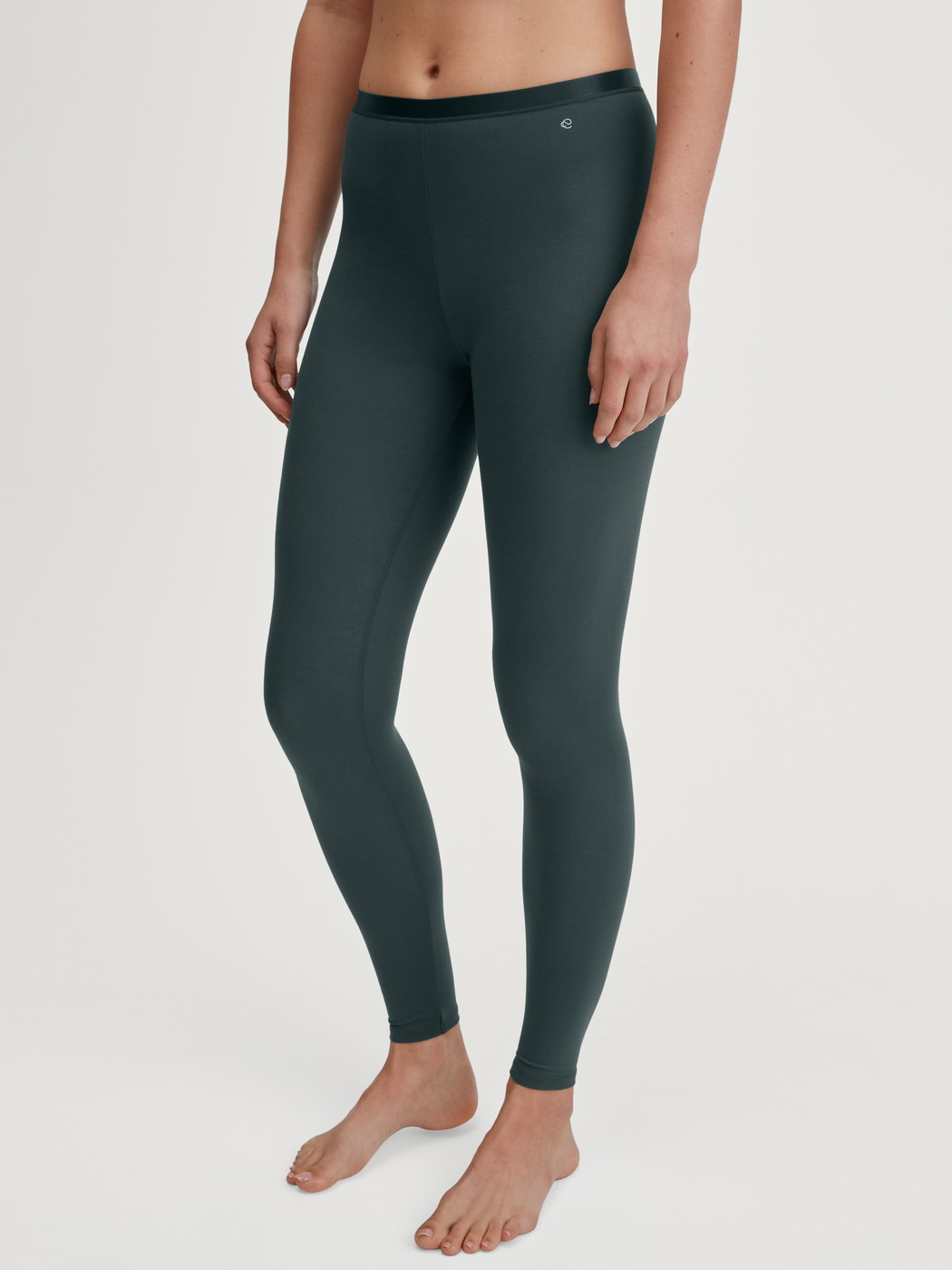 Le mannequin Femme porte le/la Leggings en Coton de couleur Vert, Unicolore, de la série Natural Comfort de CALIDA, Vue de face