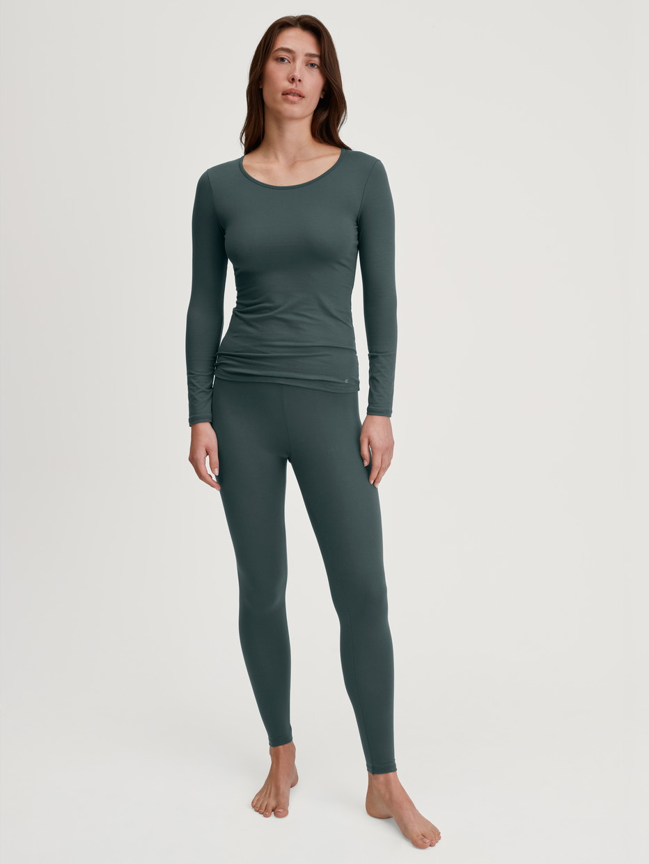 Le mannequin Femme porte le/la Leggings en Coton de couleur Vert, Unicolore, de la série Natural Comfort de CALIDA, Tenue