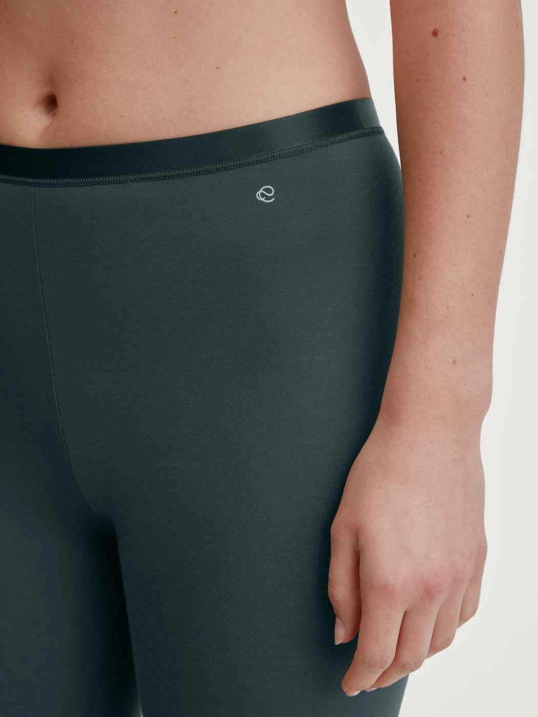 Le mannequin Femme porte le/la Leggings en Coton de couleur Vert, Unicolore, de la série Natural Comfort de CALIDA, Détail