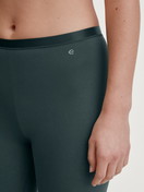 Le mannequin Femme porte le/la Leggings en Coton de couleur Vert, Unicolore, de la série Natural Comfort de CALIDA, Détail