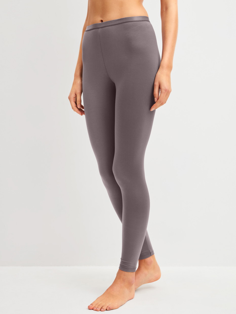 Damen-Model trägt Leggings aus Baumwolle in Braun, Einfarbig aus Serie Natural Comfort von CALIDA, Vorderansicht