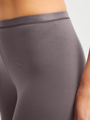 Le mannequin Femme porte le/la Leggings en Coton de couleur Marron, Unicolore, de la série Natural Comfort de CALIDA, Détail