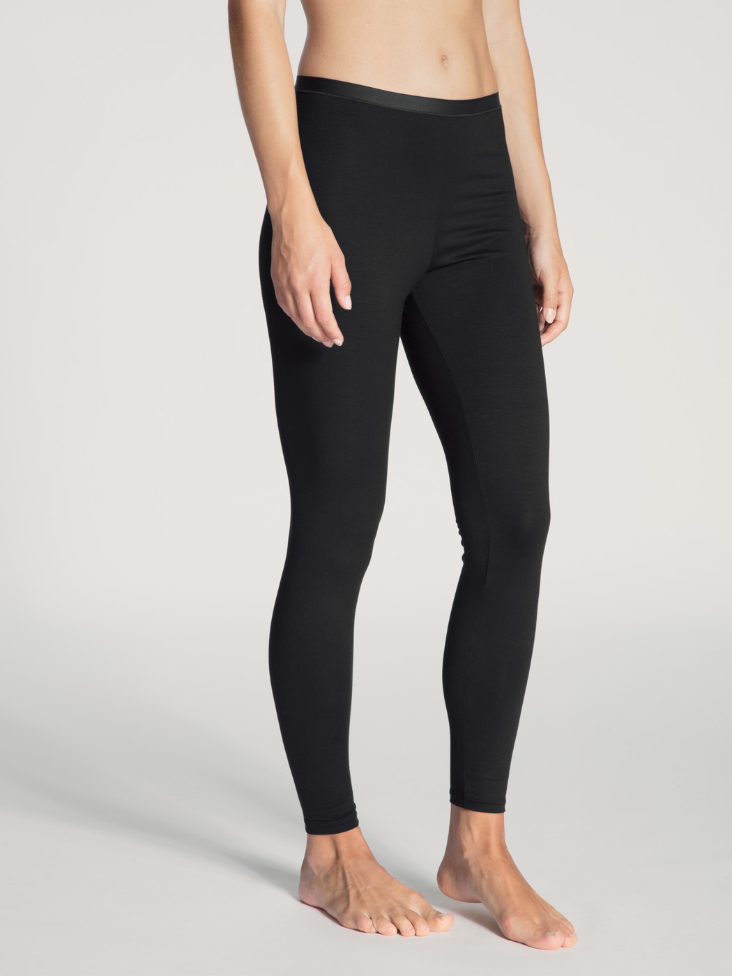 Women model is wearing Leggings made of Cotton in Black, Unicoloured from the Natural Comfort series by CALIDA, Front view