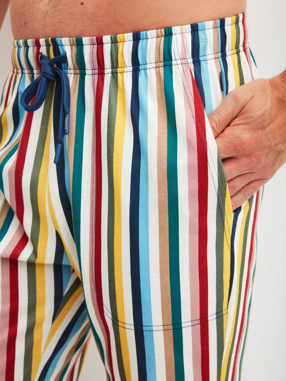 Herren-Model trägt Bermudas aus Baumwolle in Gelb, Gestreift aus Serie RMX Sleep Holiday von CALIDA, Detail