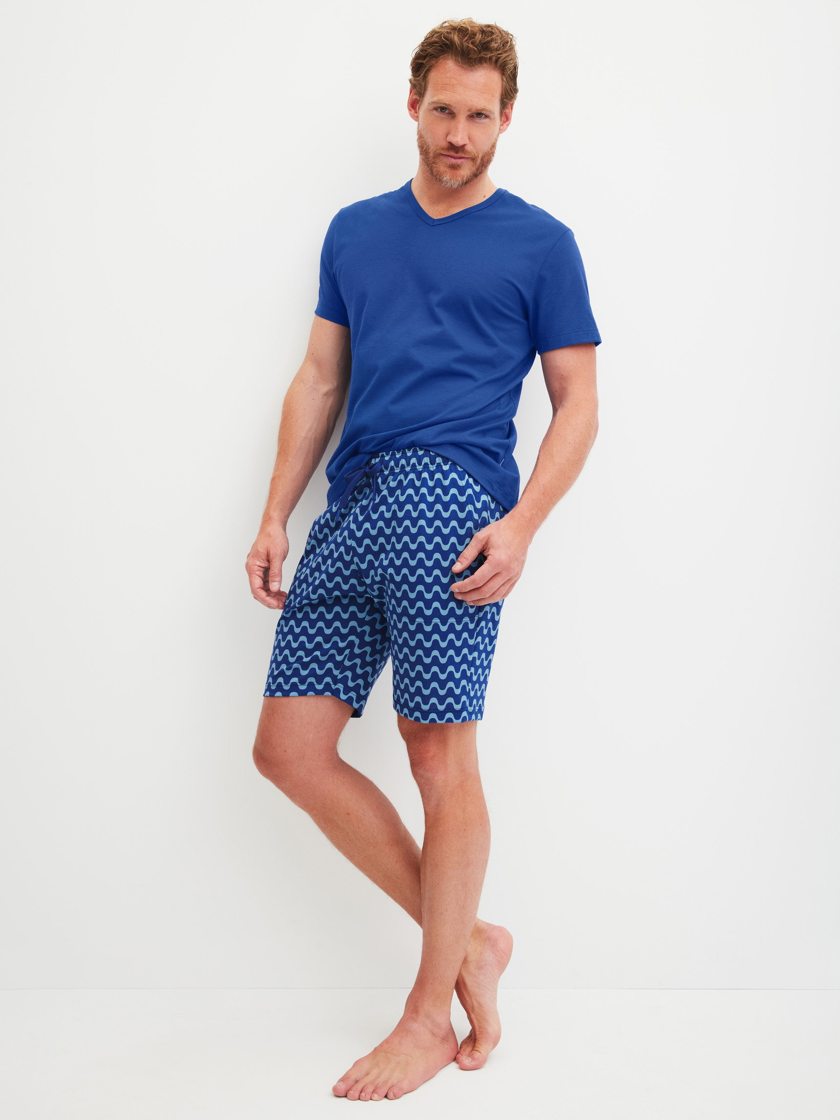 La modella / Il modello Uomo indossa Bermuda in 100% cotone di colore Blu, Modello, della serie RMX Sleep Time off di CALIDA, Abbigliamento