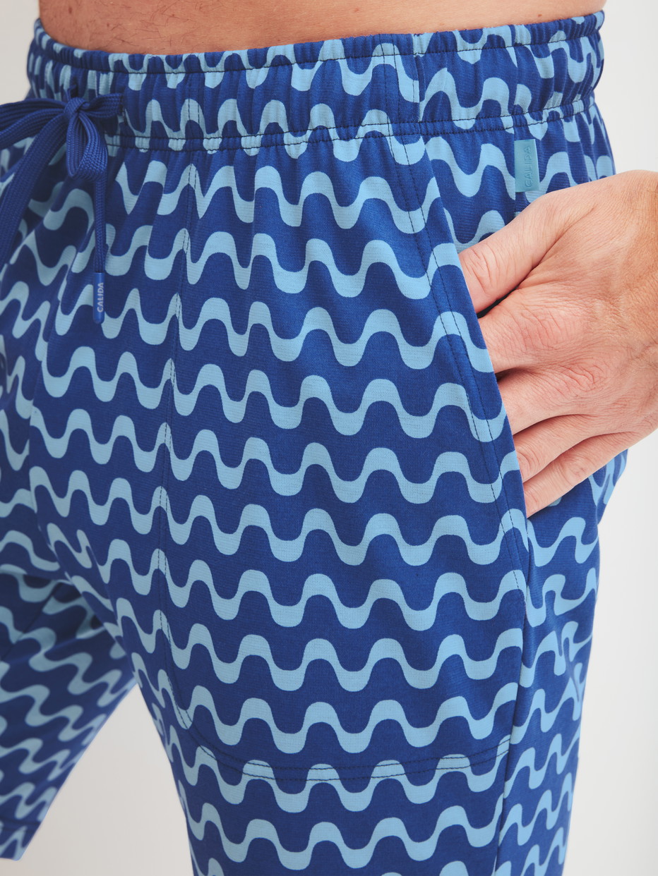 Herren-Model trägt Bermudas aus 100% Baumwolle in Blau, Gemustert aus Serie RMX Sleep Time off von CALIDA, Detail