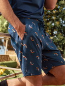 Herren-Model trägt Bermudas aus 100% Baumwolle in Blau, Gemustert aus Serie RMX Sleep Holiday von CALIDA, Vorderansicht