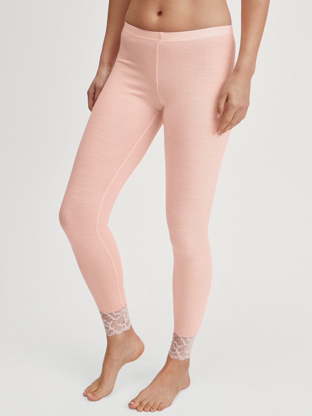 La modella / Il modello Donna indossa Leggings in lana e seta in Lana di colore Rosa, Pizzo, della serie Silky Wool Joy di CALIDA, Vista frontale