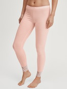 La modella / Il modello Donna indossa Leggings in lana e seta in Lana di colore Rosa, Pizzo, della serie Silky Wool Joy di CALIDA, Vista frontale