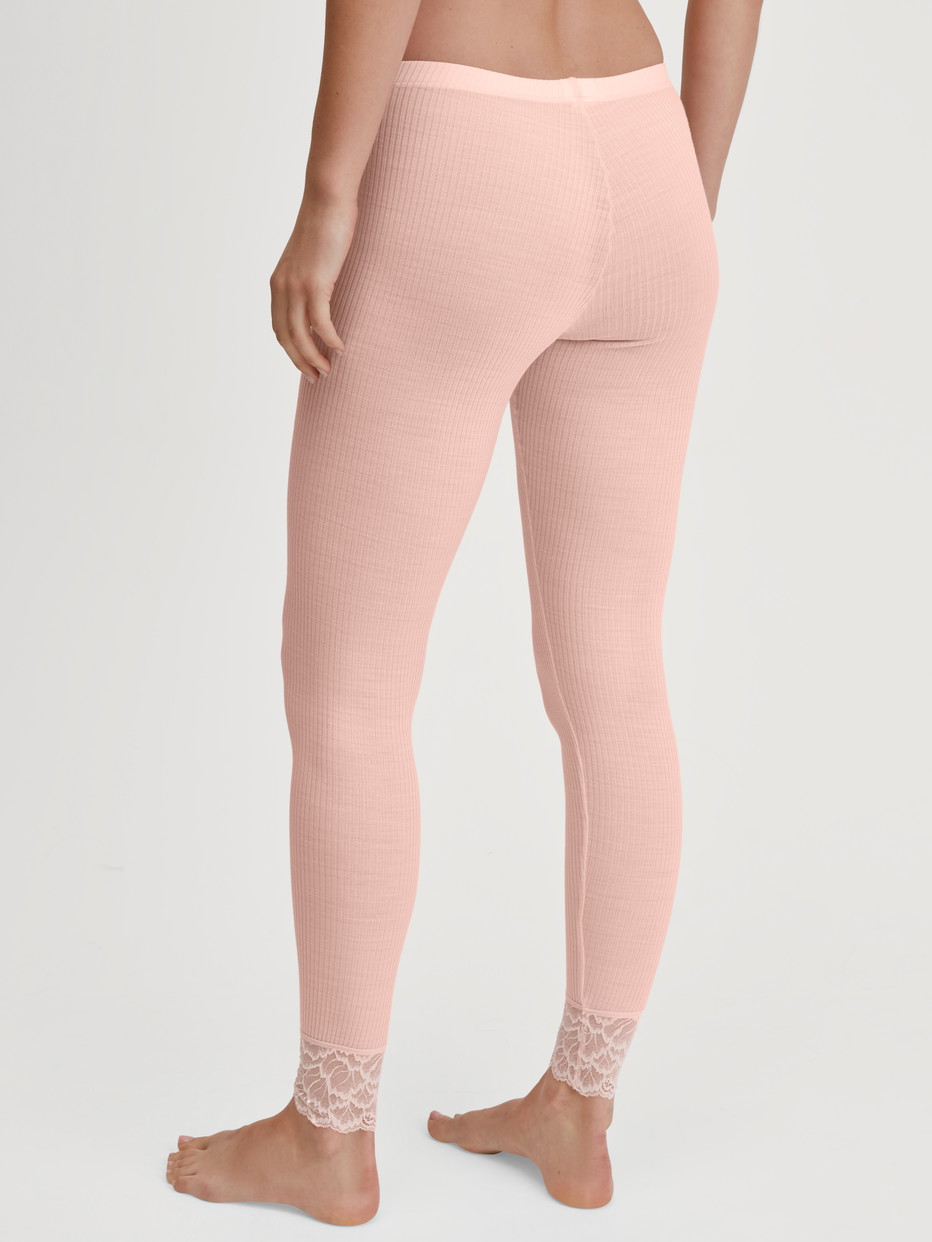 La modella / Il modello Donna indossa Leggings in lana e seta in Lana di colore Rosa, Pizzo, della serie Silky Wool Joy di CALIDA, Vista posteriore