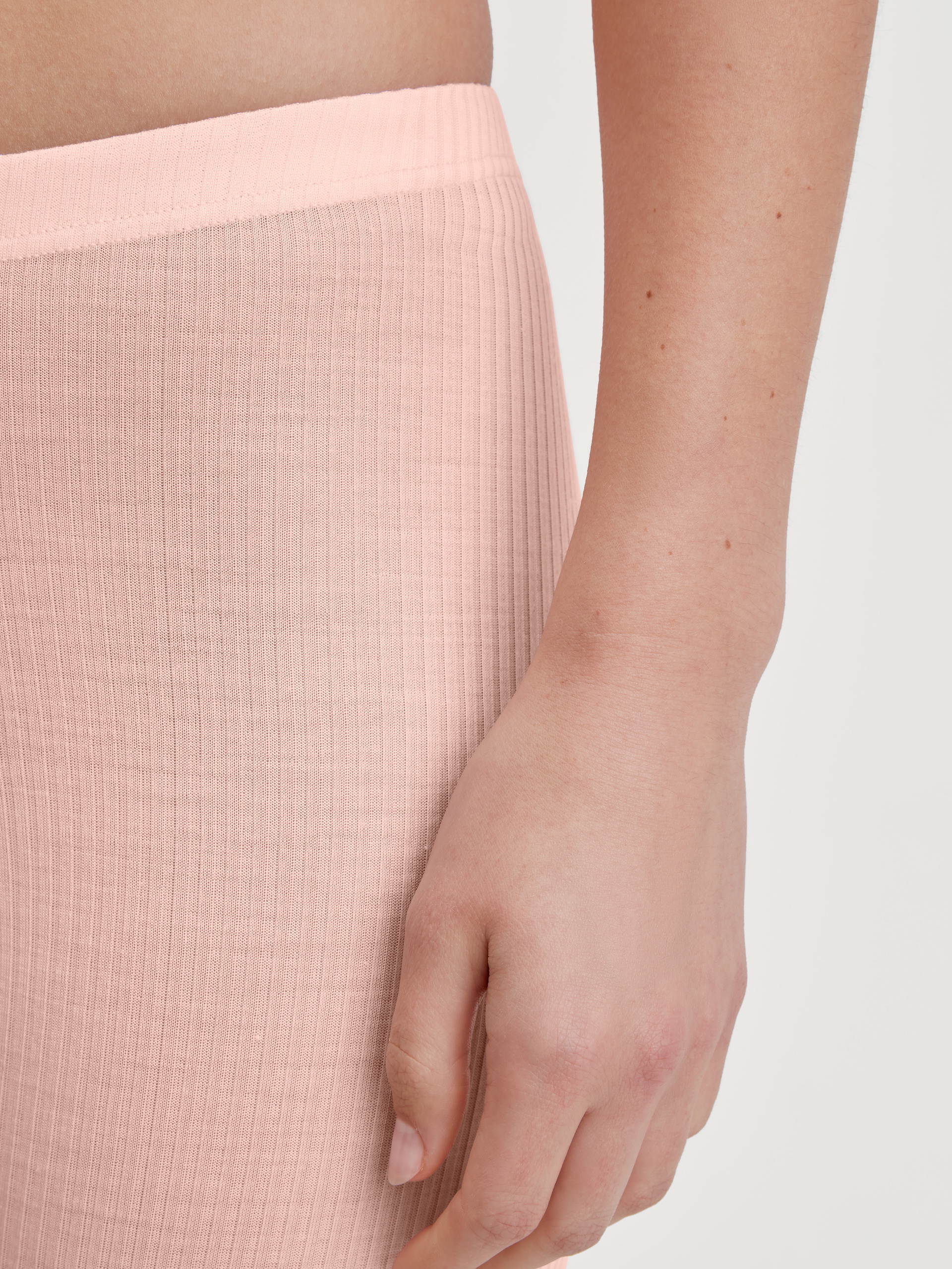 Women model is wearing Leggings in Wool and Silk made of Wool in Pink, Lace from the Silky Wool Joy series by CALIDA, Detail
