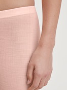 La modella / Il modello Donna indossa Leggings in lana e seta in Lana di colore Rosa, Pizzo, della serie Silky Wool Joy di CALIDA, Dettaglio