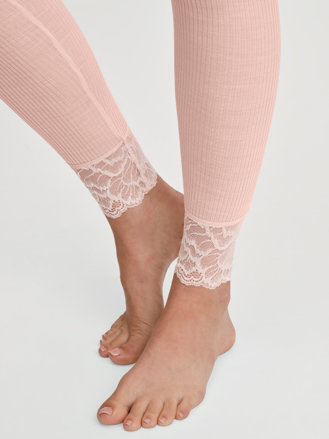 La modella / Il modello Donna indossa Leggings in lana e seta in Lana di colore Rosa, Pizzo, della serie Silky Wool Joy di CALIDA, Dettaglio