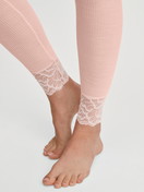 La modella / Il modello Donna indossa Leggings in lana e seta in Lana di colore Rosa, Pizzo, della serie Silky Wool Joy di CALIDA, Dettaglio
