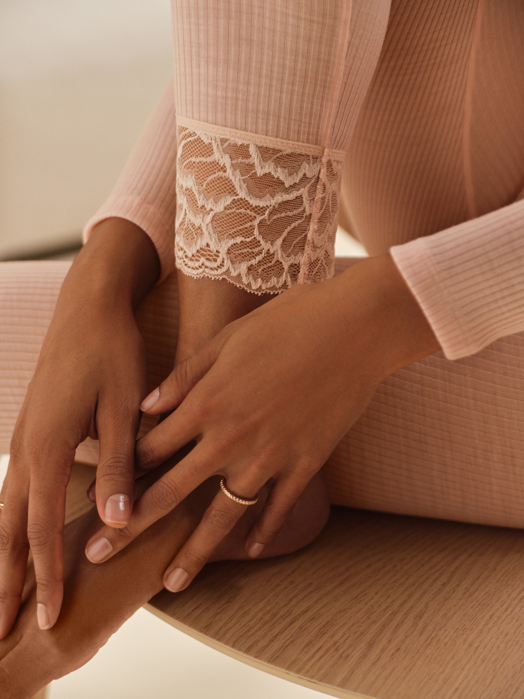 La modella / Il modello Donna indossa Leggings in lana e seta in Lana di colore Rosa, Pizzo, della serie Silky Wool Joy di CALIDA, Immagine aggiuntiva