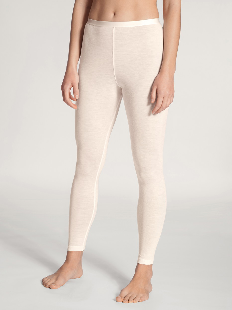 Damen-Model trägt Leggings aus Wolle-Seide aus Swiss+Cotton in Beige, Einfarbig aus Serie True Confidence von CALIDA, Vorderansicht