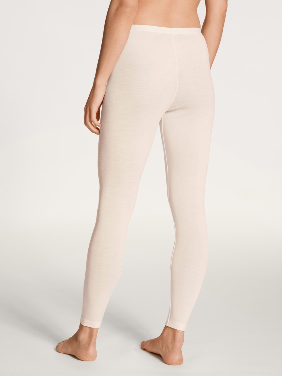 Damen-Model trägt Leggings aus Wolle-Seide aus Swiss+Cotton in Beige, Einfarbig aus Serie True Confidence von CALIDA, Rückansicht