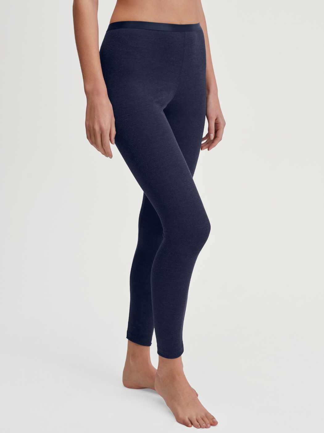 La modella / Il modello Donna indossa Leggings in lana e seta in Lana di colore Blu, Tinta unita, della serie True Confidence di CALIDA, Vista frontale