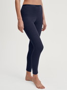 La modella / Il modello Donna indossa Leggings in lana e seta in Lana di colore Blu, Tinta unita, della serie True Confidence di CALIDA, Vista frontale