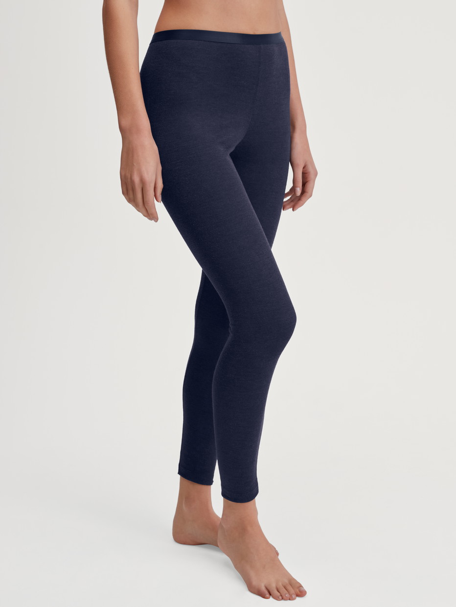 La modella / Il modello Donna indossa Leggings in lana e seta in Lana di colore Blu, Tinta unita, della serie True Confidence di CALIDA, Vista frontale