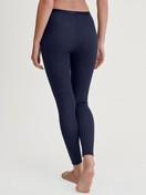 La modella / Il modello Donna indossa Leggings in lana e seta in Lana di colore Blu, Tinta unita, della serie True Confidence di CALIDA, Vista posteriore