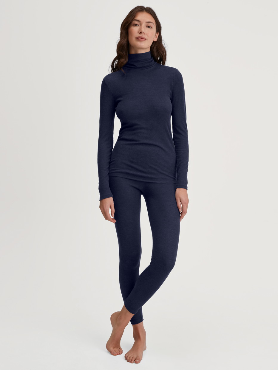 La modella / Il modello Donna indossa Leggings in lana e seta in Lana di colore Blu, Tinta unita, della serie True Confidence di CALIDA, Abbigliamento