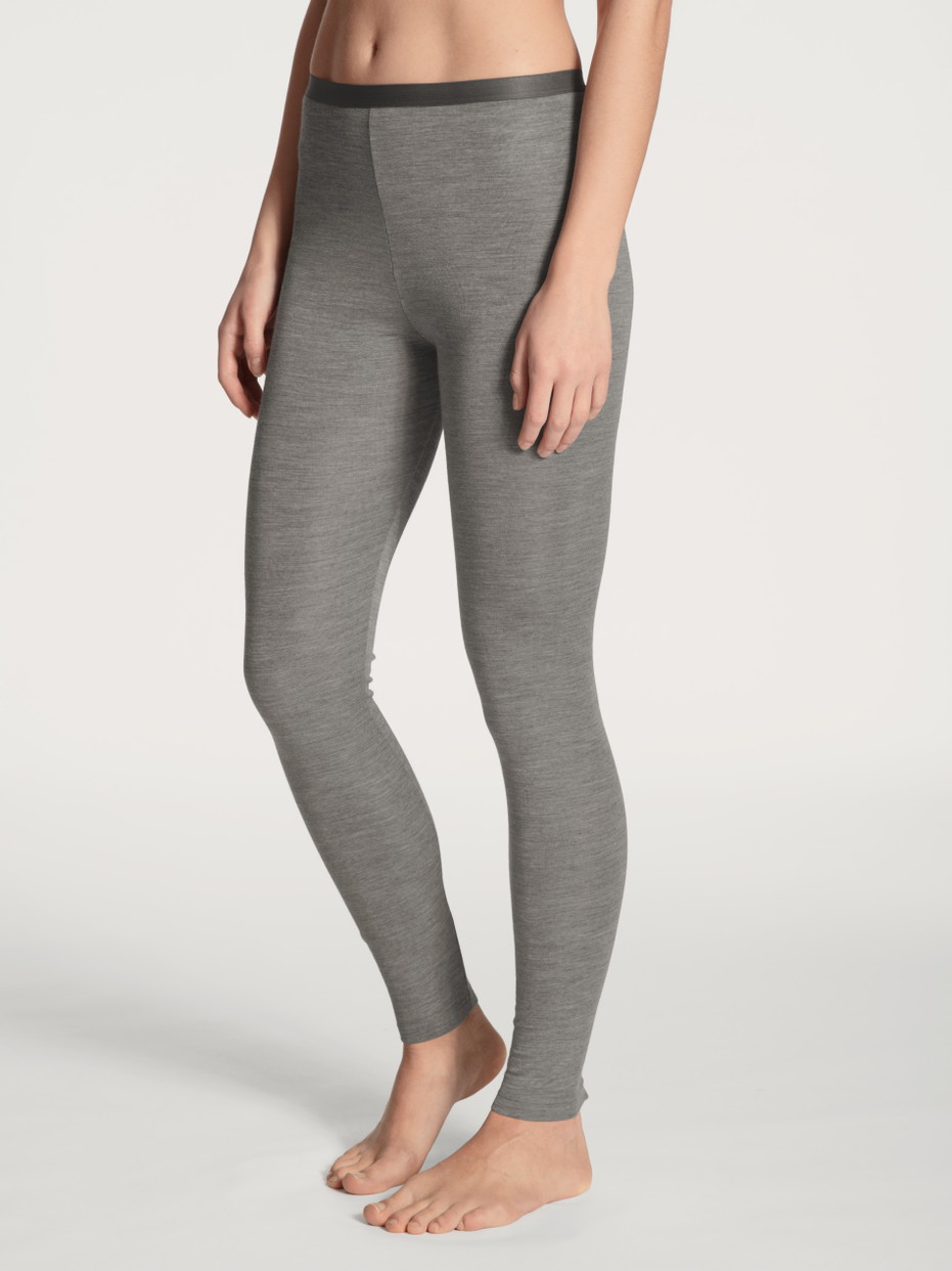 Damen-Model trägt Leggings aus Wolle-Seide aus Swiss+Cotton in Grau, Einfarbig aus Serie True Confidence von CALIDA, Vorderansicht