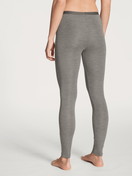 Le mannequin Femme porte le/la Legging en laine et soie en Swiss+Cotton de couleur Gris, Unicolore, de la série True Confidence de CALIDA, Vue arrière