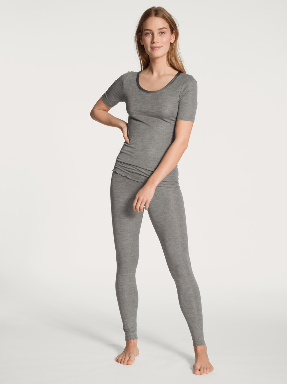 Damen-Model trägt Leggings aus Wolle-Seide aus Swiss+Cotton in Grau, Einfarbig aus Serie True Confidence von CALIDA, Outfit, Vorderansicht