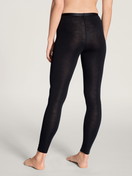 Le mannequin Femme porte le/la Legging en laine et soie en Swiss+Cotton de couleur Noir, Unicolore, de la série True Confidence de CALIDA, Vue arrière