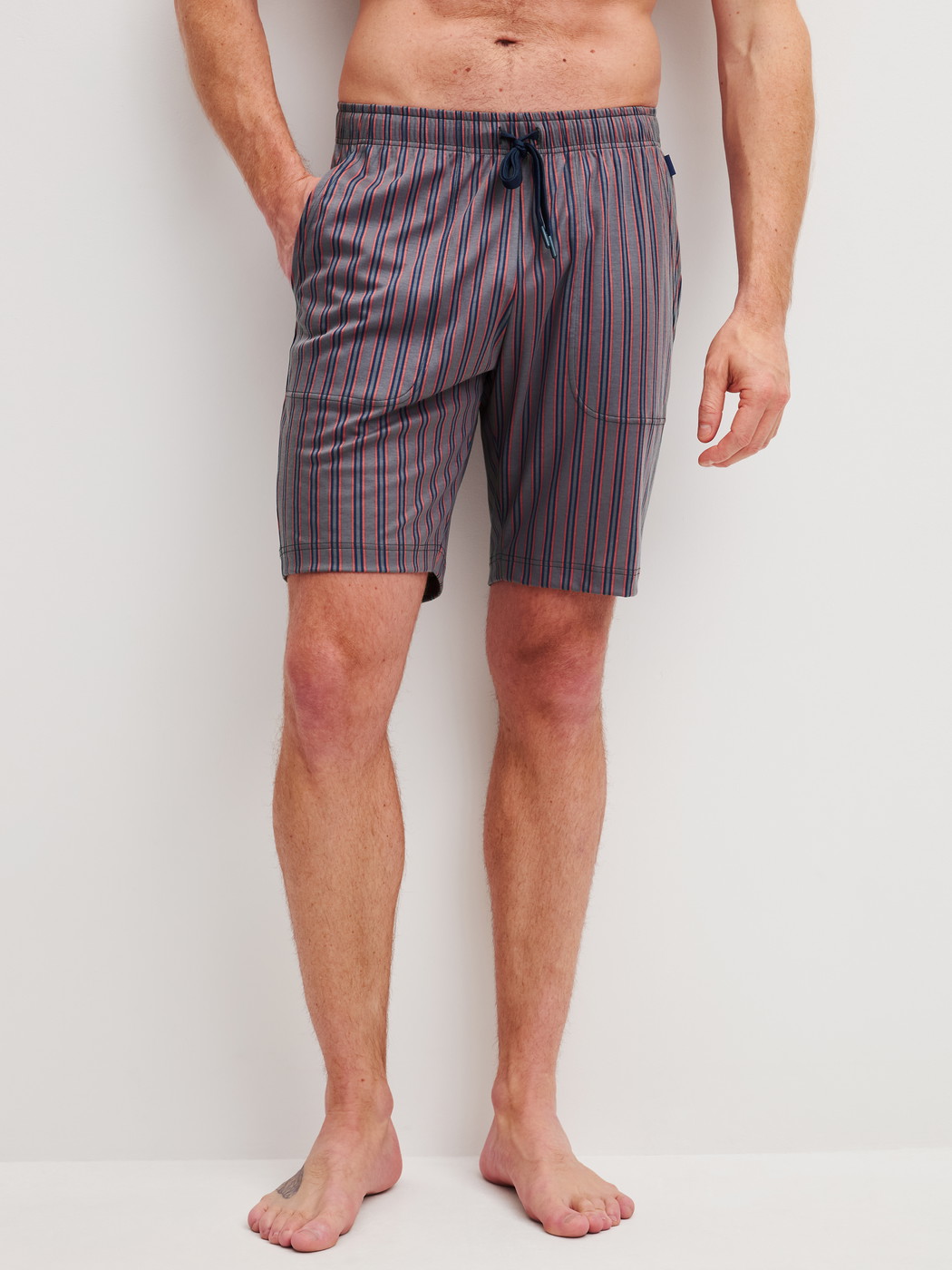 La modella / Il modello Uomo indossa Bermuda con tasche laterali in Cotone di colore Marrone, A righe, della serie RMX Sleep Superlight di CALIDA, Vista frontale