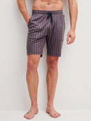 La modella / Il modello Uomo indossa Bermuda con tasche laterali in Cotone di colore Marrone, A righe, della serie RMX Sleep Superlight di CALIDA, Vista frontale