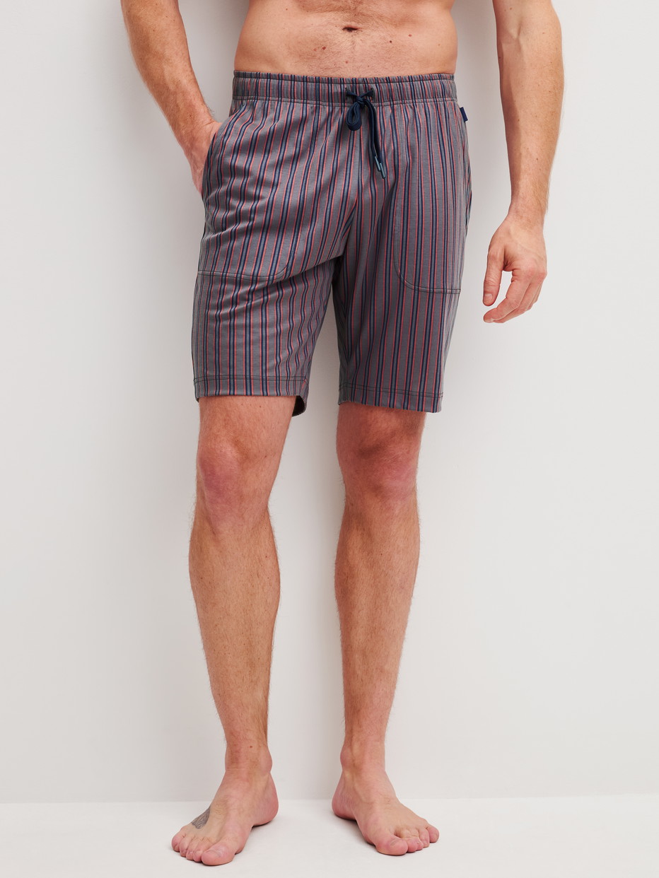 Herren-Model trägt Bermudas mit Seitentaschen aus Baumwolle in Braun, Gestreift aus Serie RMX Sleep Superlight von CALIDA, Vorderansicht