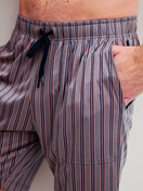 La modella / Il modello Uomo indossa Bermuda con tasche laterali in Cotone di colore Marrone, A righe, della serie RMX Sleep Superlight di CALIDA, Dettaglio