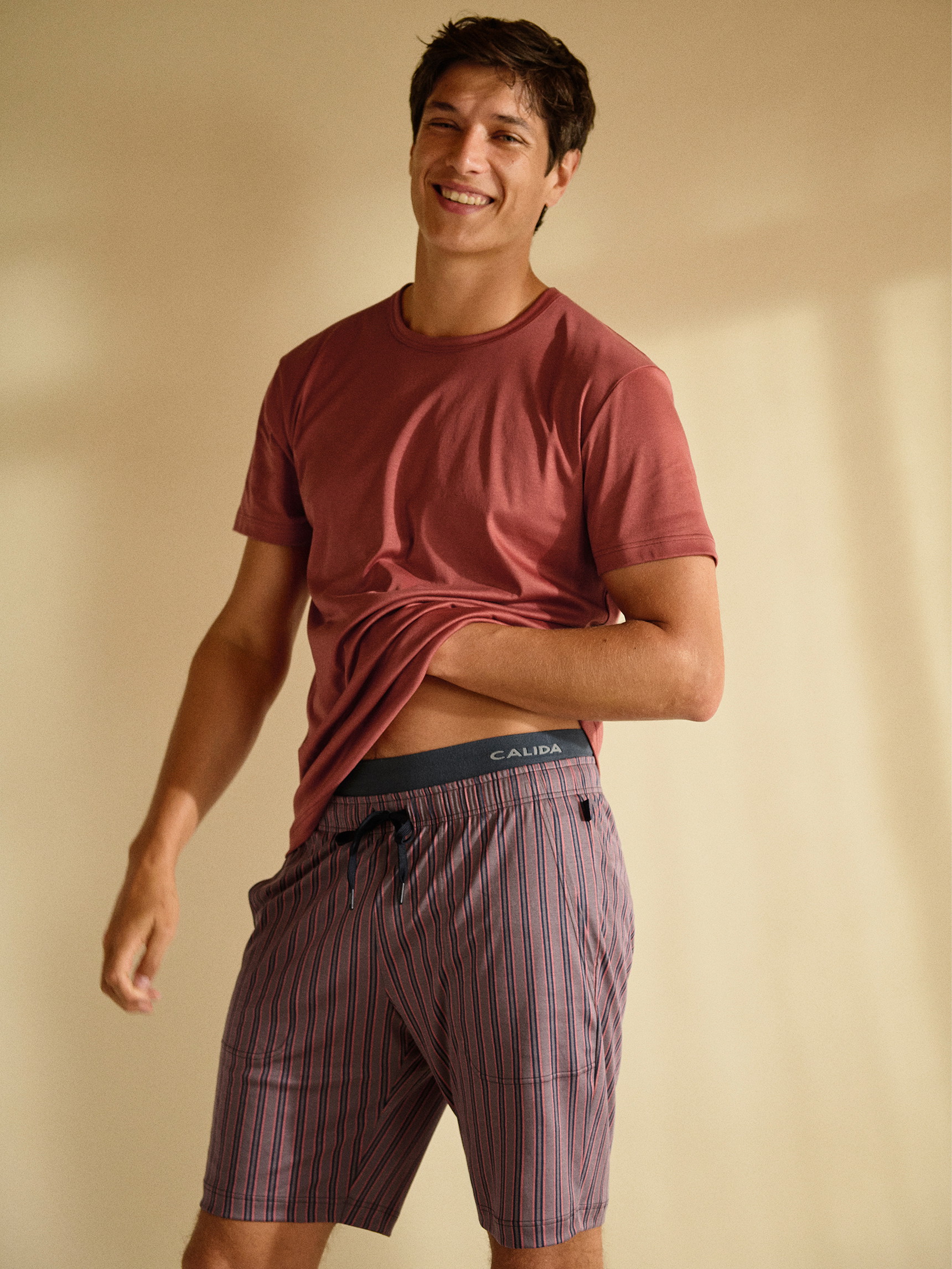 Men model is wearing Bermudas with side pockets made of Cotton in Brown, Striped from the RMX Sleep Superlight series by CALIDA, Additional Image