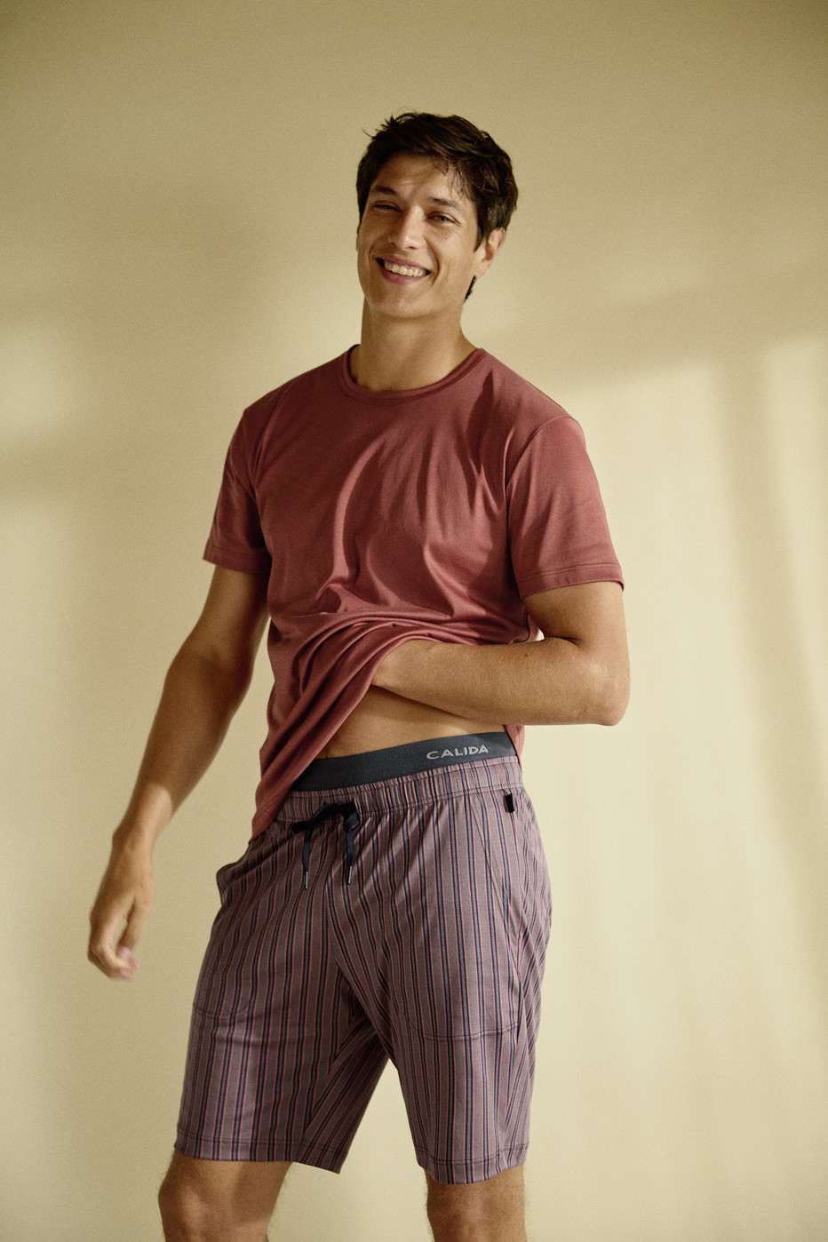 Herren-Model trägt Bermudas mit Seitentaschen aus Baumwolle in Braun, Gestreift aus Serie RMX Sleep Superlight von CALIDA, Zusatzbild