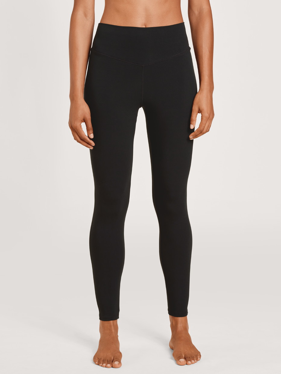 Damen-Model trägt Leggings aus Modal in Schwarz, Einfarbig aus Serie Lounge & Relax von CALIDA, Vorderansicht