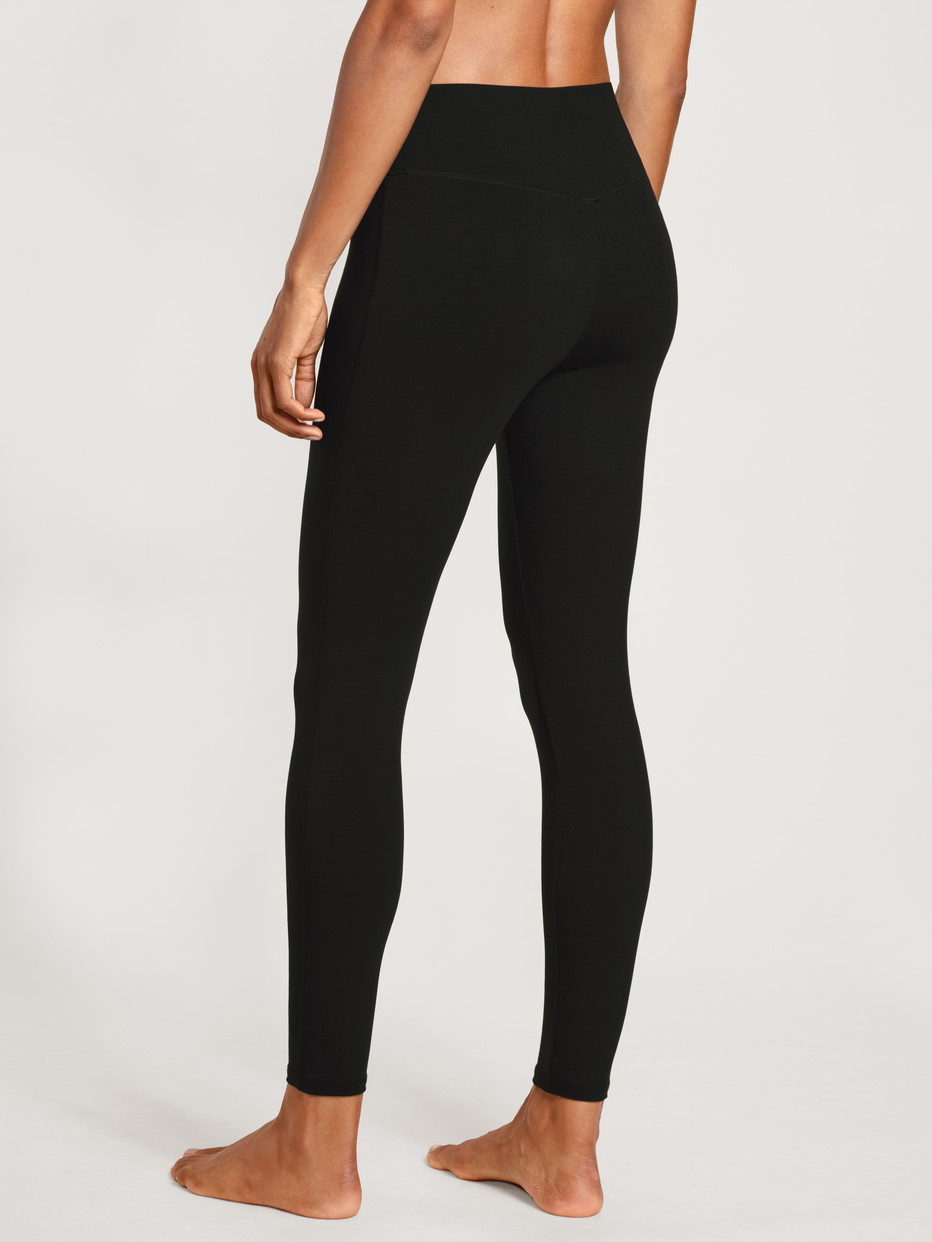 Damen-Model trägt Leggings aus Modal in Schwarz, Einfarbig aus Serie Lounge & Relax von CALIDA, Rückansicht