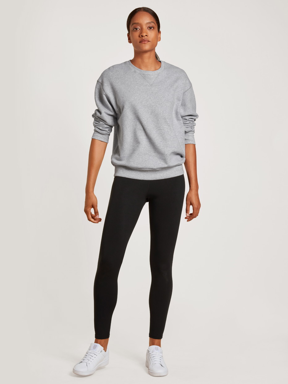 Damen-Model trägt Leggings aus Modal in Schwarz, Einfarbig aus Serie Lounge & Relax von CALIDA, Vorderansicht, Outfit