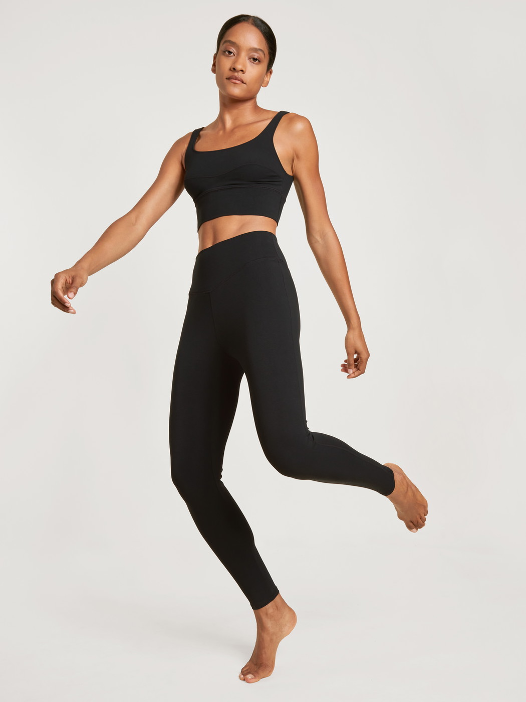 Women model is wearing Leggings made of Modal in Black, Unicoloured from the Lounge & Relax series by CALIDA