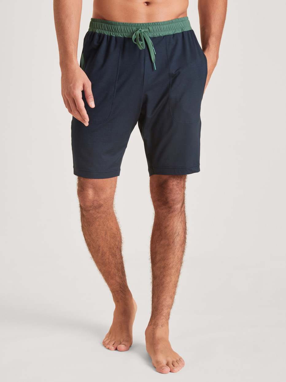 Herren-Model trägt Bermudas aus Modal in Blau, Einfarbig aus Serie DSW Balancing von CALIDA, Vorderansicht