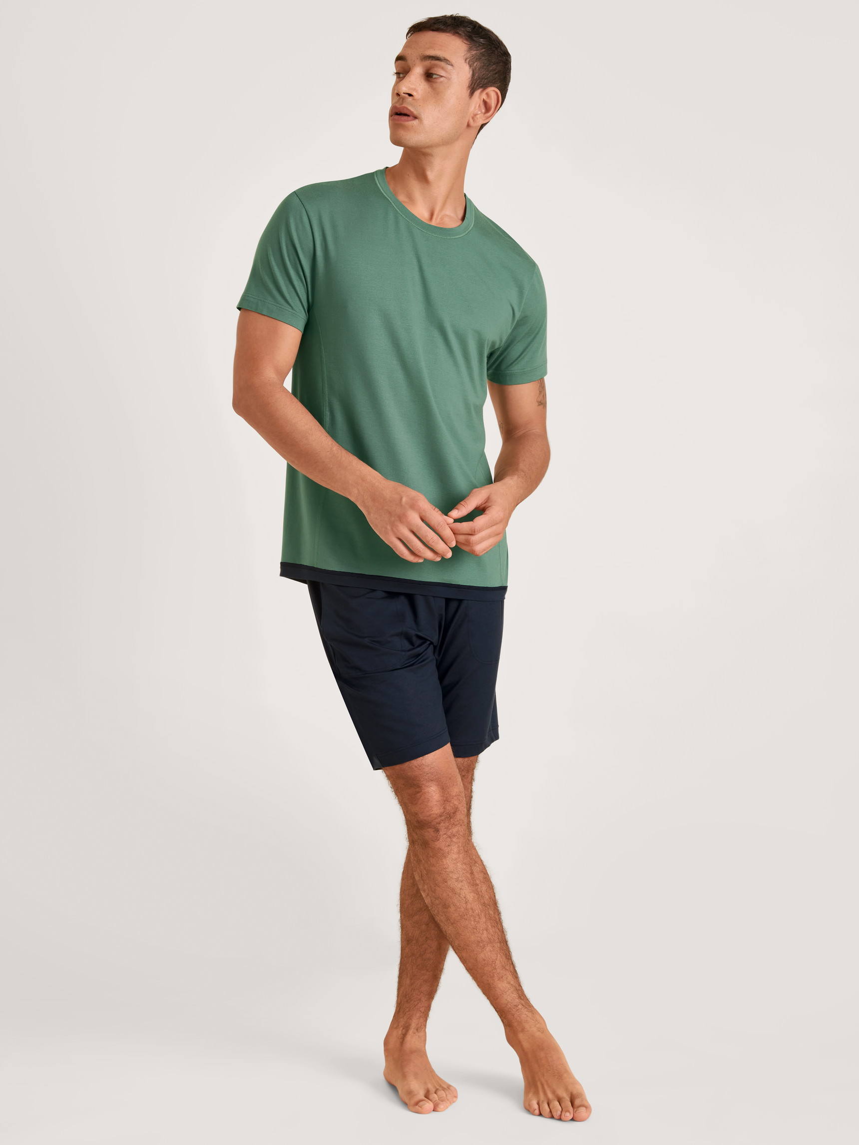 Herren-Model trägt Bermudas aus Modal in Blau, Einfarbig aus Serie DSW Balancing von CALIDA