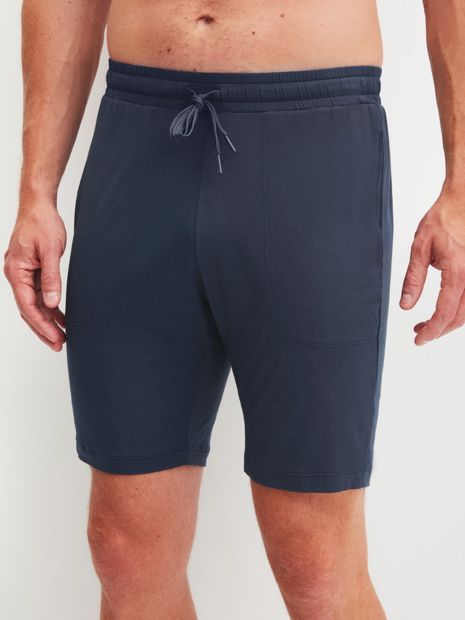 Herren-Model trägt Bermudas aus Modal in Blau, Einfarbig aus Serie DSW Balancing von CALIDA, Vorderansicht