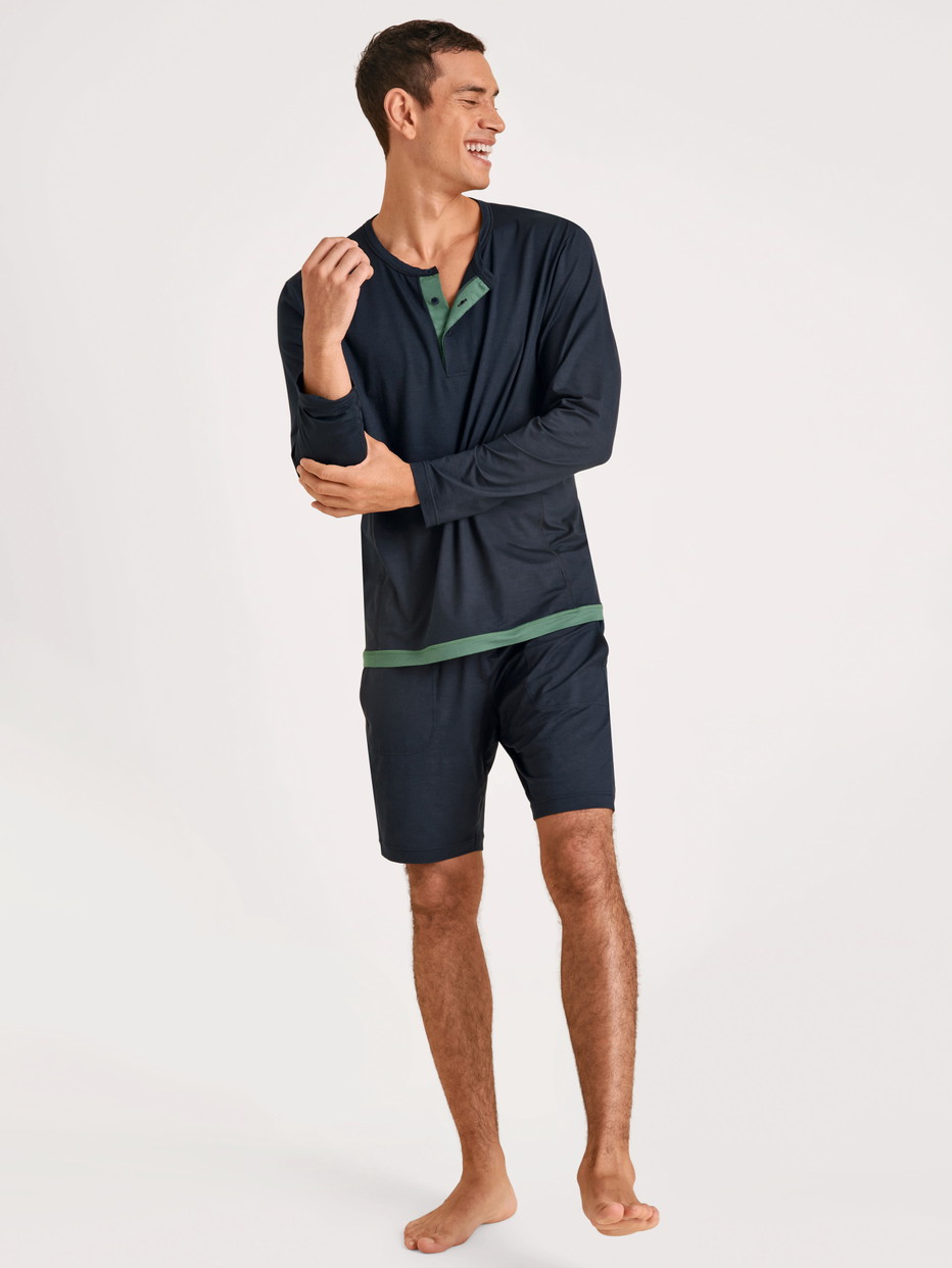 Herren-Model trägt Bermudas aus Modal in Blau, Einfarbig aus Serie DSW Balancing von CALIDA, Outfit