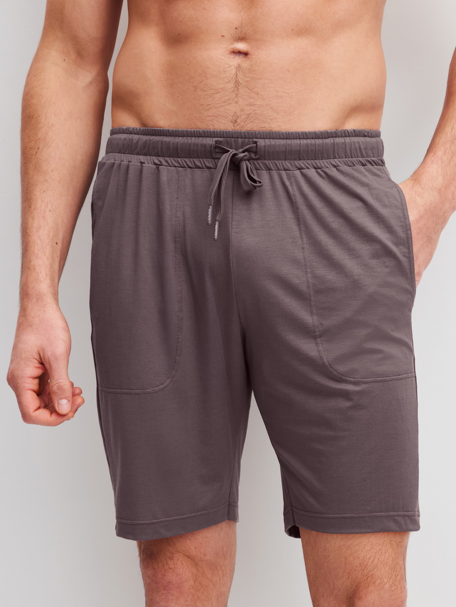 Herren-Model trägt Bermudas aus Modal in Braun, Einfarbig aus Serie DSW Balancing von CALIDA, Vorderansicht