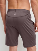 Herren-Model trägt Bermudas aus Modal in Braun, Einfarbig aus Serie DSW Balancing von CALIDA, Rückansicht