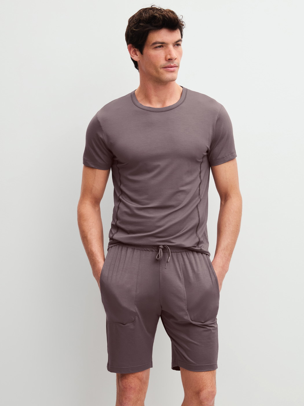 Herren-Model trägt Bermudas aus Modal in Braun, Einfarbig aus Serie DSW Balancing von CALIDA, Outfit