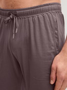 Herren-Model trägt Bermudas aus Modal in Braun, Einfarbig aus Serie DSW Balancing von CALIDA, Detail